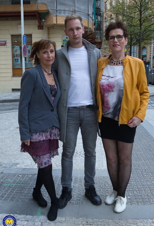 18 year old black girl Nia Nacci doffs school clothes to poses naked